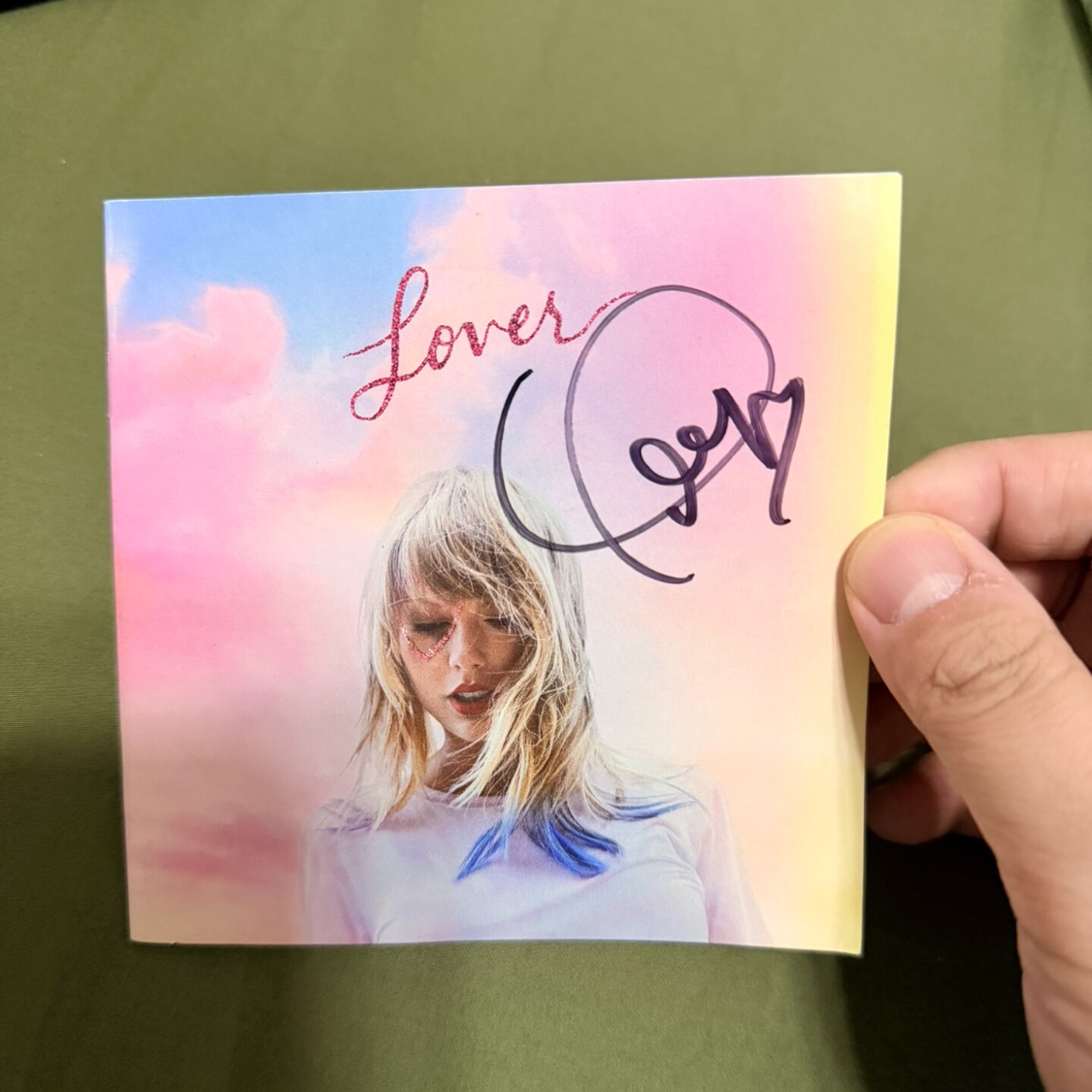 Taylor Swift – Lover Signed Booklet US Heart Signature NM/NM – URVC Taylor Swift – Lover Signed Booklet US Heart Signature NM/NM – URVC