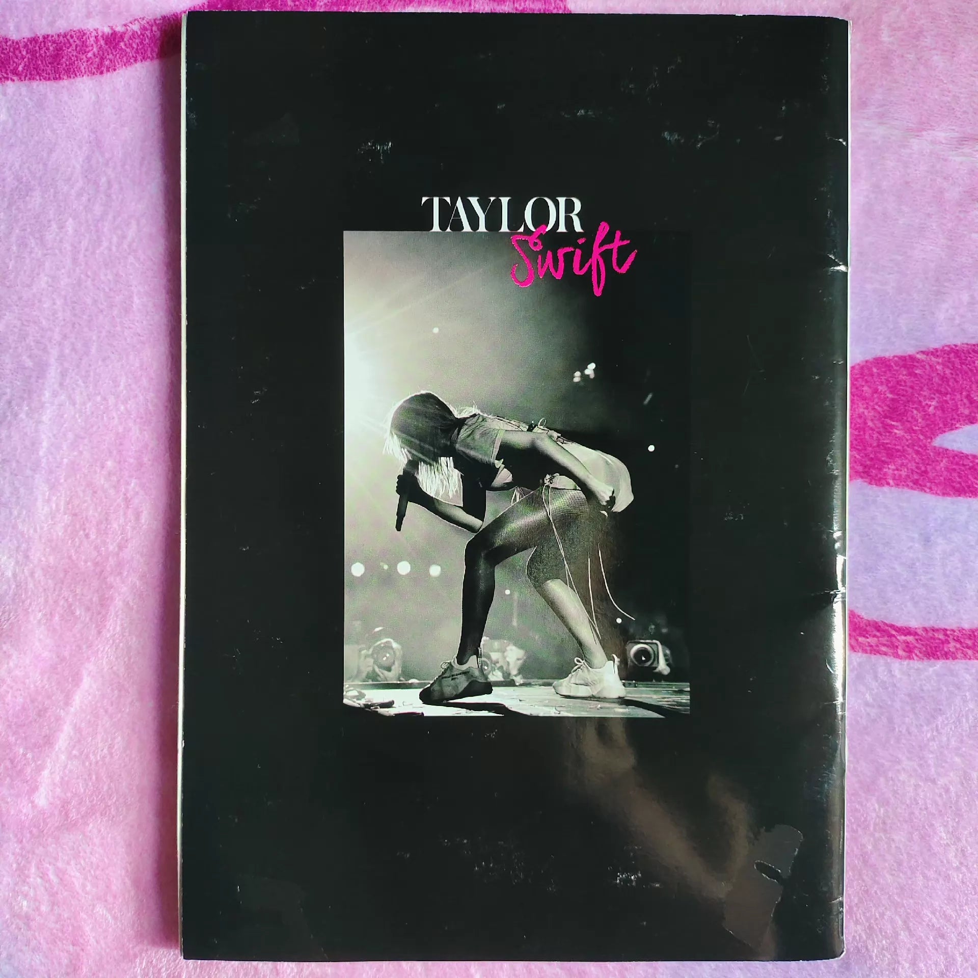 Taylor Swift — Queen of Pop Special Magazine with Poster