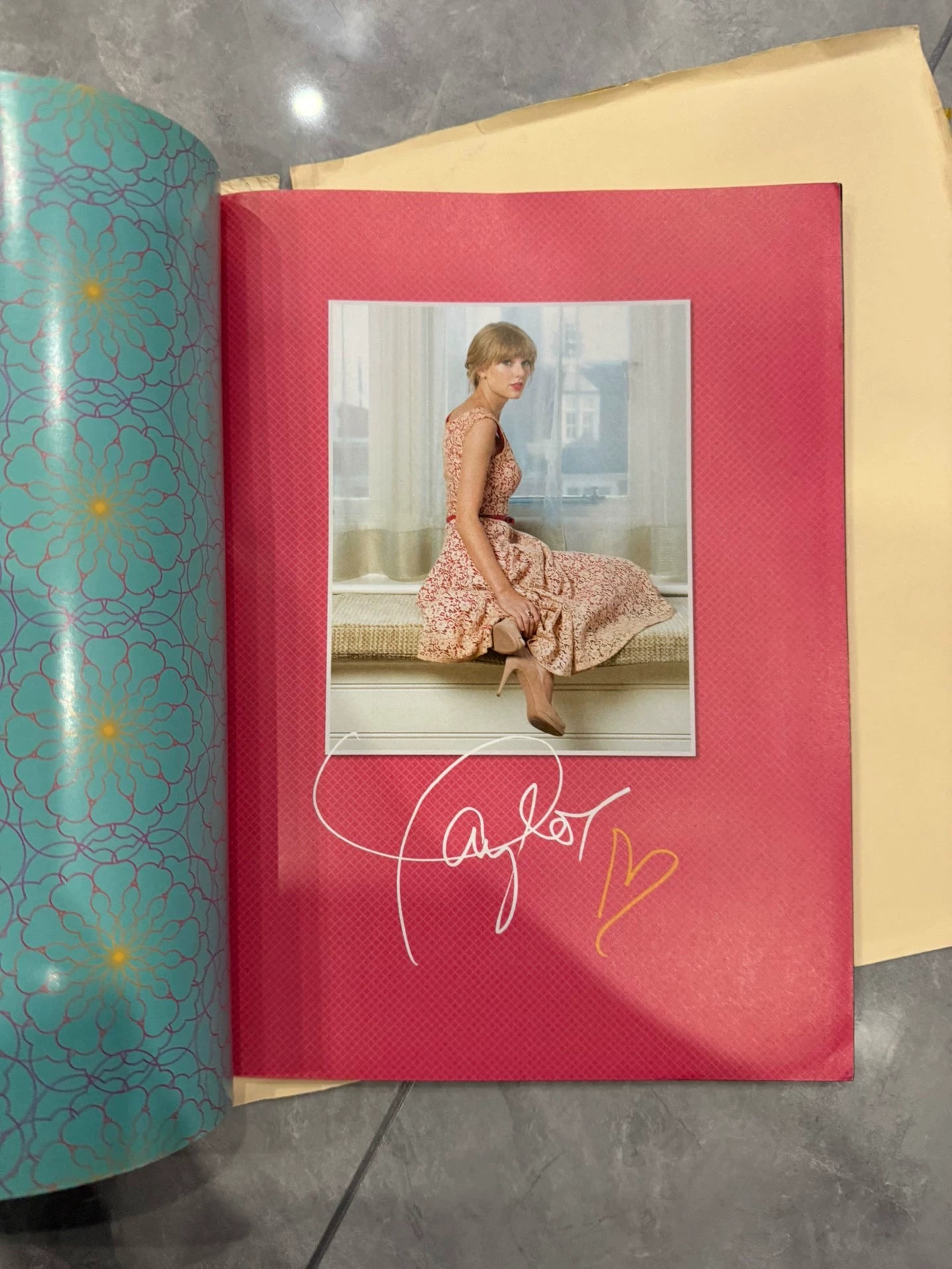 Taylor Swift — US Weekly 2013 Magazine with Large Poster — New