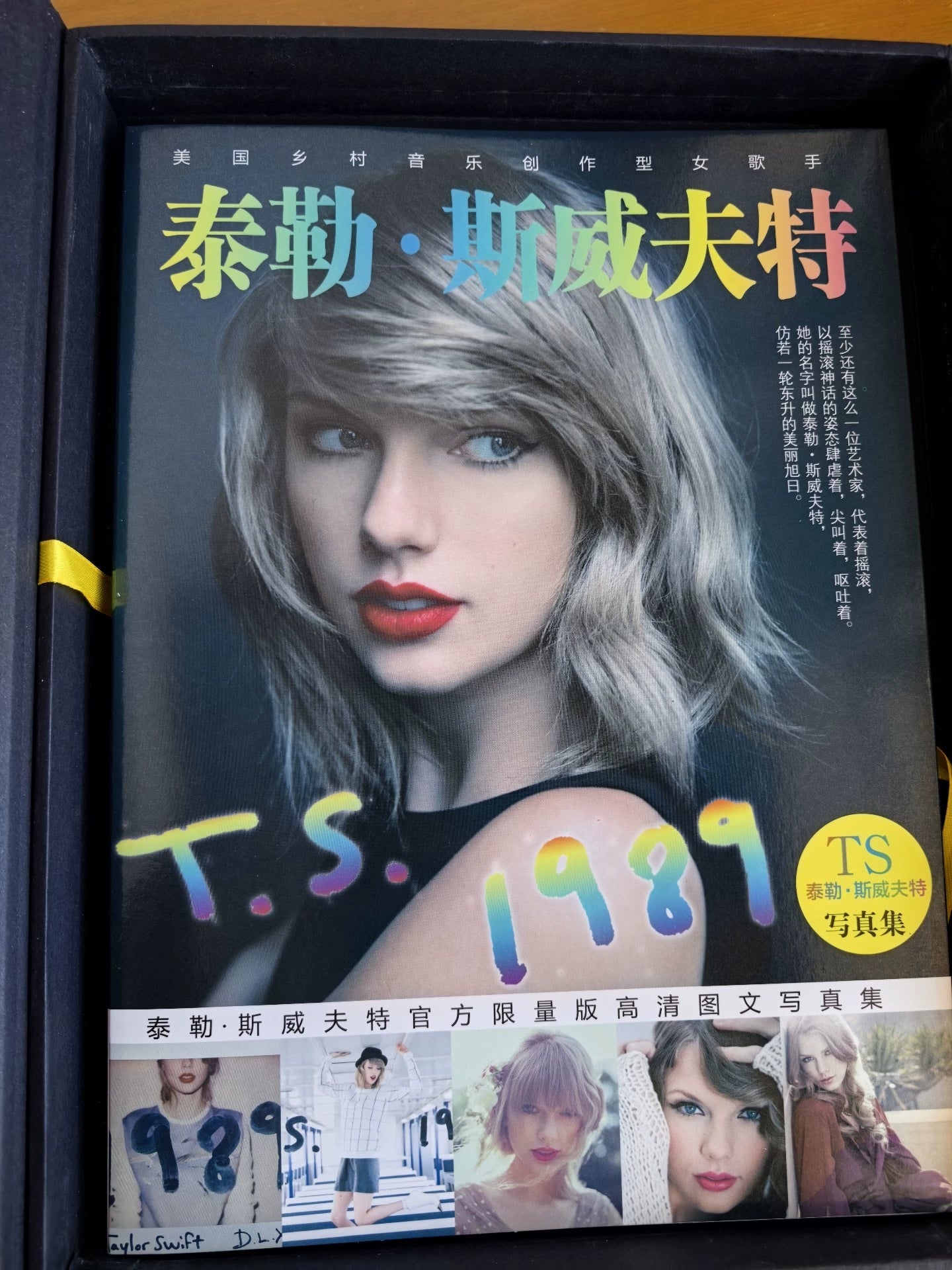 Taylor Swift – 1989 Limited Collector Photo Book Set