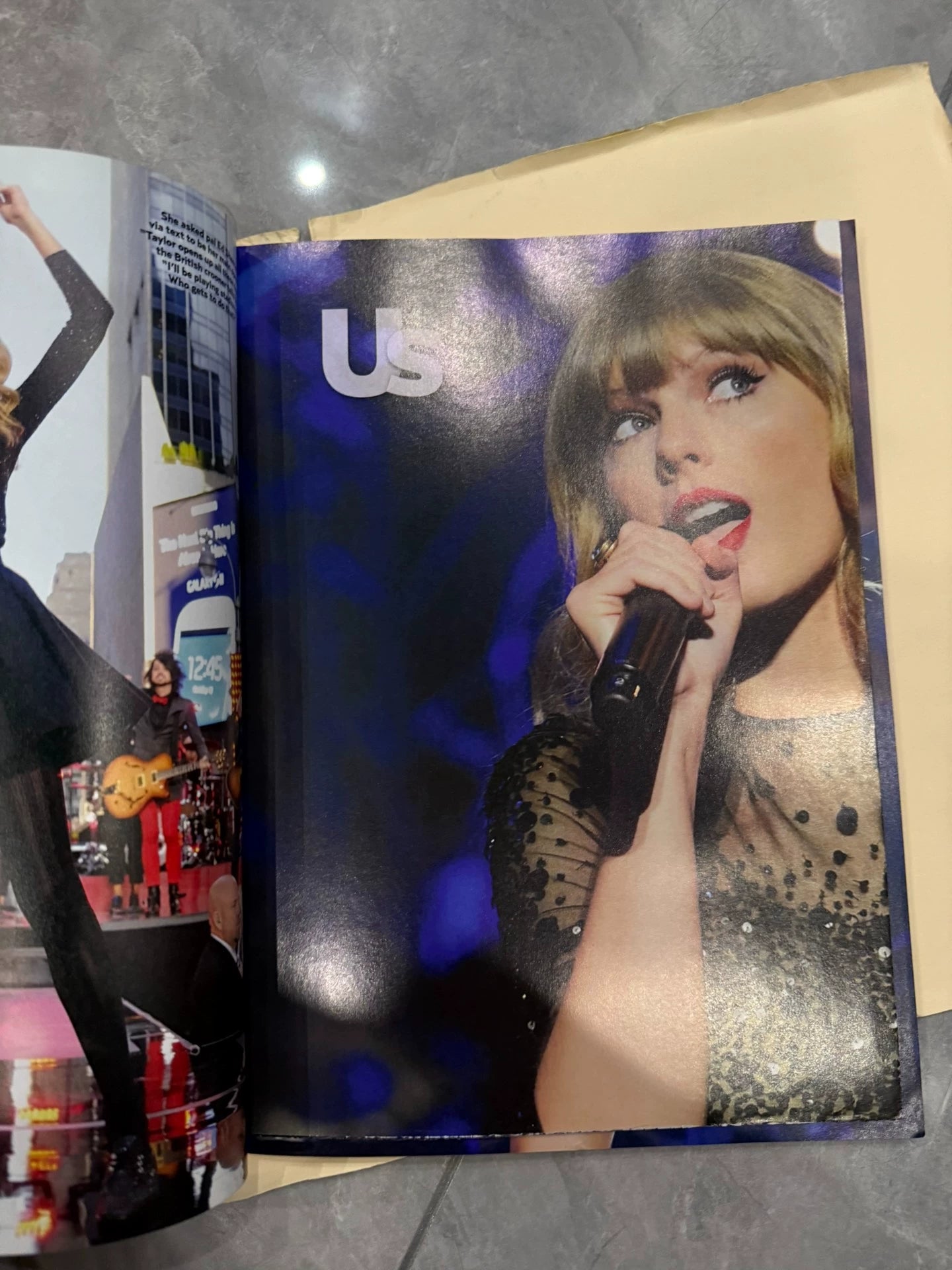 Taylor Swift — US Weekly 2013 Magazine with Large Poster — New