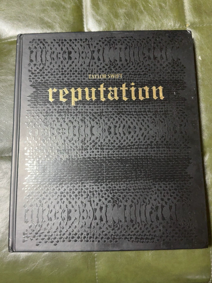Taylor Swift – Reputation Stadium Tour VIP Book – Corner Wear