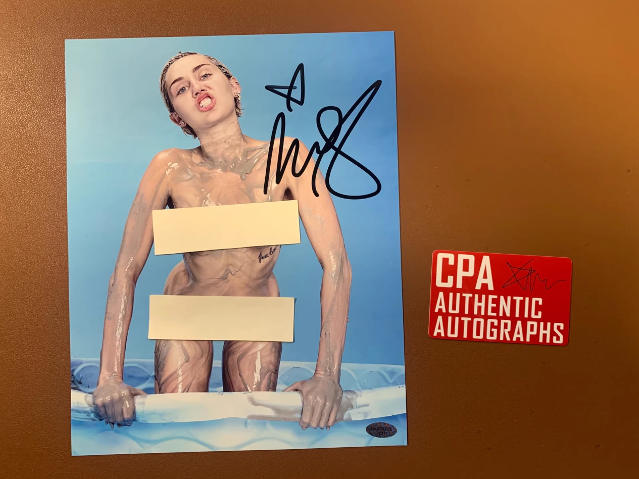 Miley Cyrus - Signed Photo with COA, Limited Edition  中文标题: 麥莉·賽勒斯 - 親筆簽名照片，附COA證書，限量版