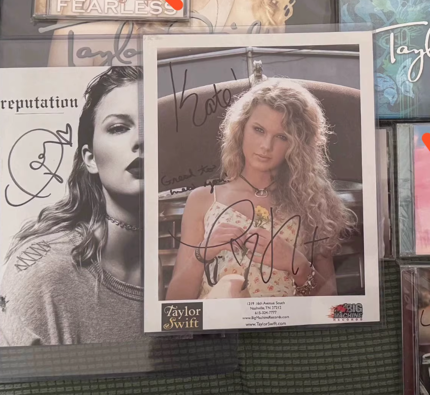Taylor Swift – Signed Reputation CD cover + early Big Machine promo photo set
