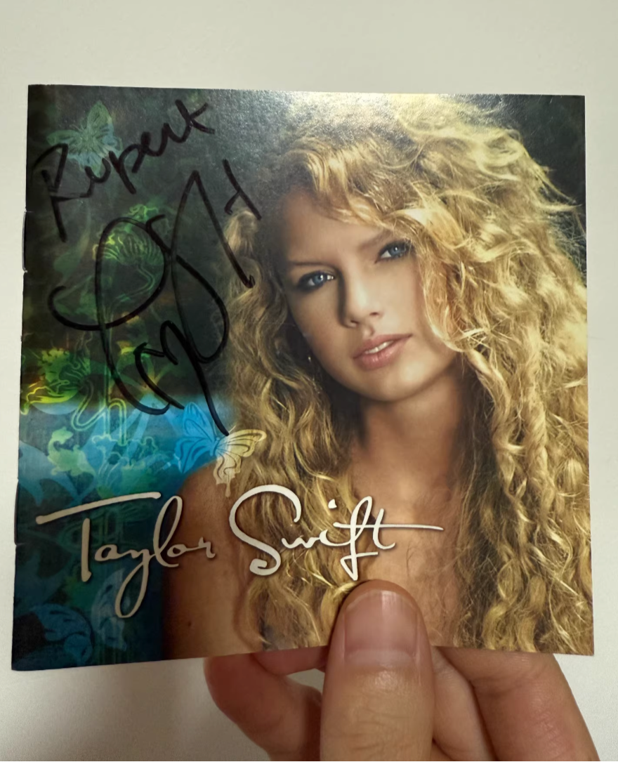 Taylor Swift_SignedCD_EarlyTST_HeartAutograph_Variant
