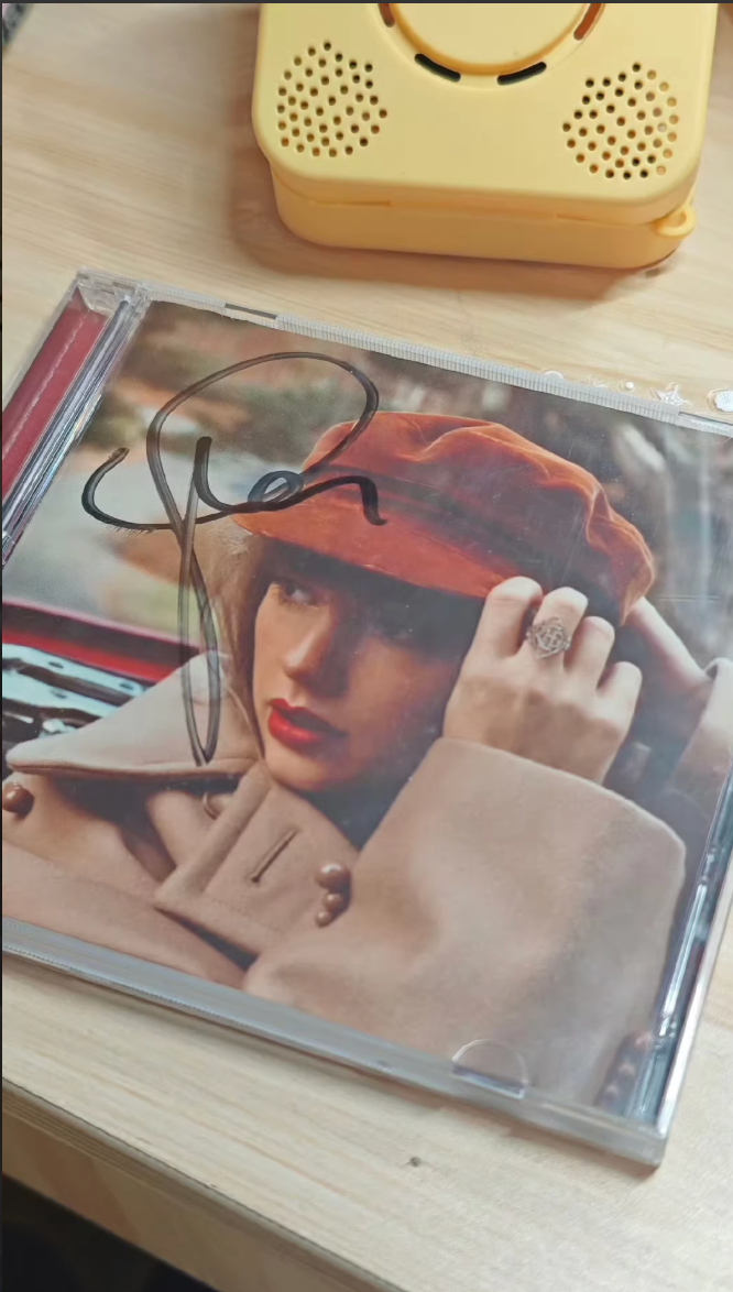 Taylor Swift *Red (Taylor’s Version)* signed US CD (first batch)