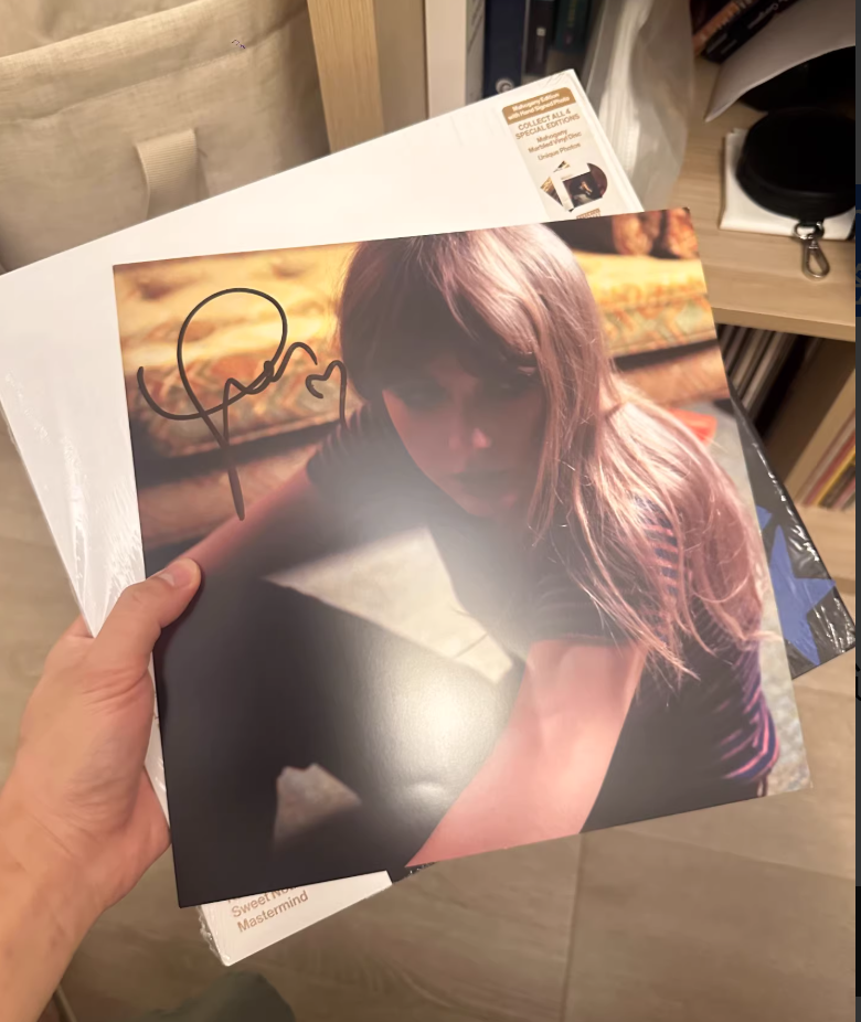 Taylor Swift - Midnights (Mahogany Vinyl Signed Edition with Heart Autograph)
