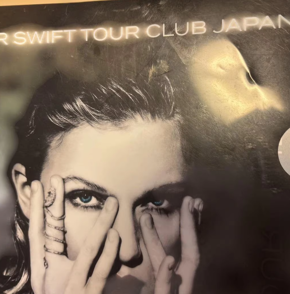 Taylor Swift Reputation Stadium Tour Tokyo exclusive folder (minor flaw, barely visible)