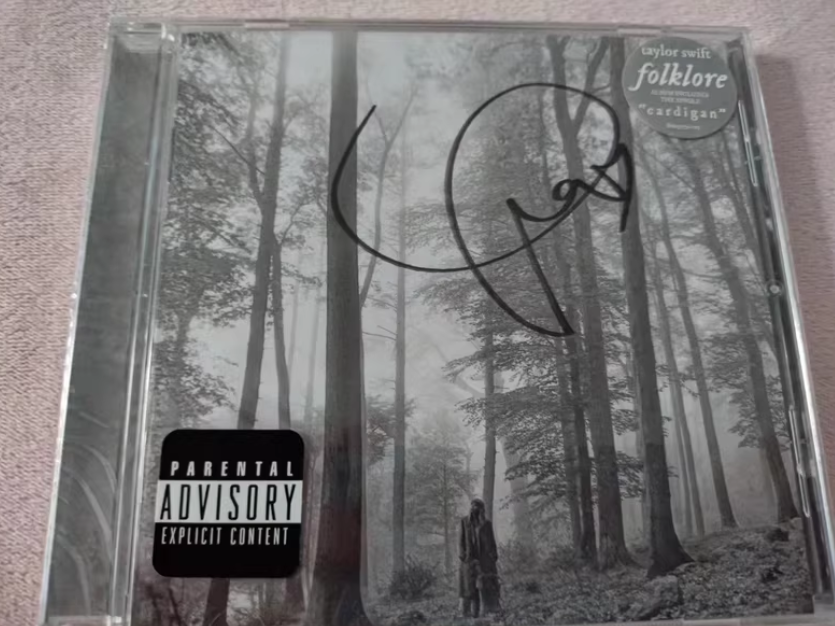 Taylor Swift – Folklore CD Signed Edition (Love Heart) – Sealed