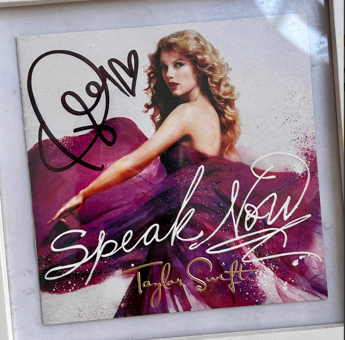 Taylor Swift – Speak Now (Signed Edition)   Original edition booklet signed by Taylor Swift with heart motif. Authentic autograph in excellent condition. Highly collectible.