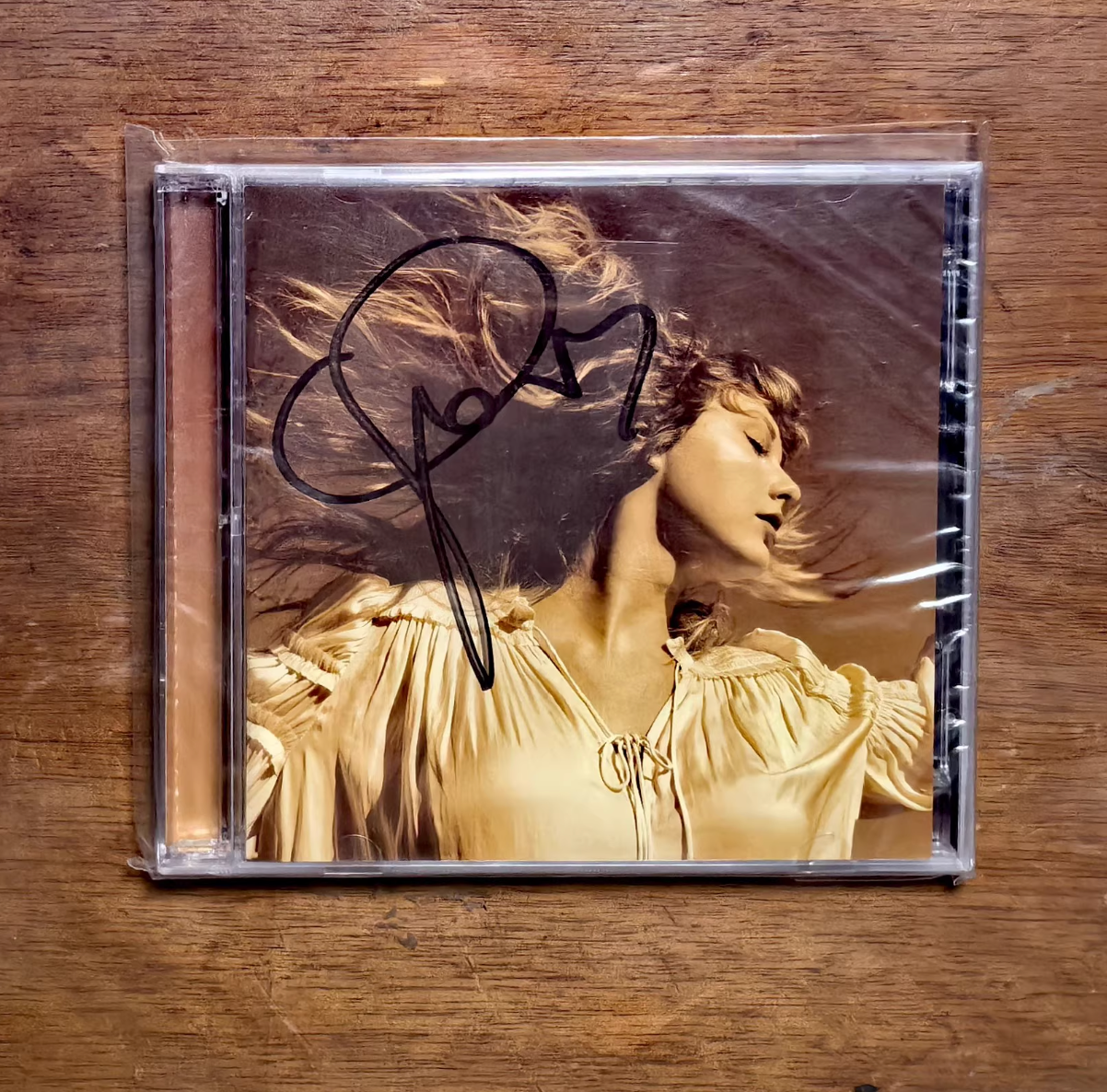 Taylor Swift – Fearless (Signed Booklet, Heart Autograph)   Original signed booklet edition of *Fearless*. Features Taylor Swift’s authentic autograph with heart motif. Brand new, unplayed, no ink smudges. Excellent collectible condition.