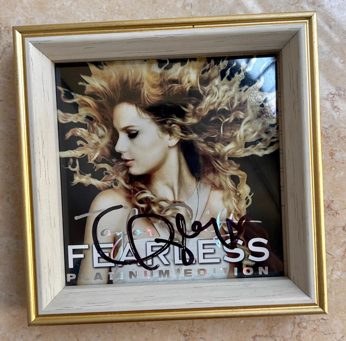 Taylor Swift – Fearless (Platinum Signed Edition)   Original signed edition of *Fearless* featuring Taylor Swift’s platinum signature. Authentic autograph, excellent collectible condition.
