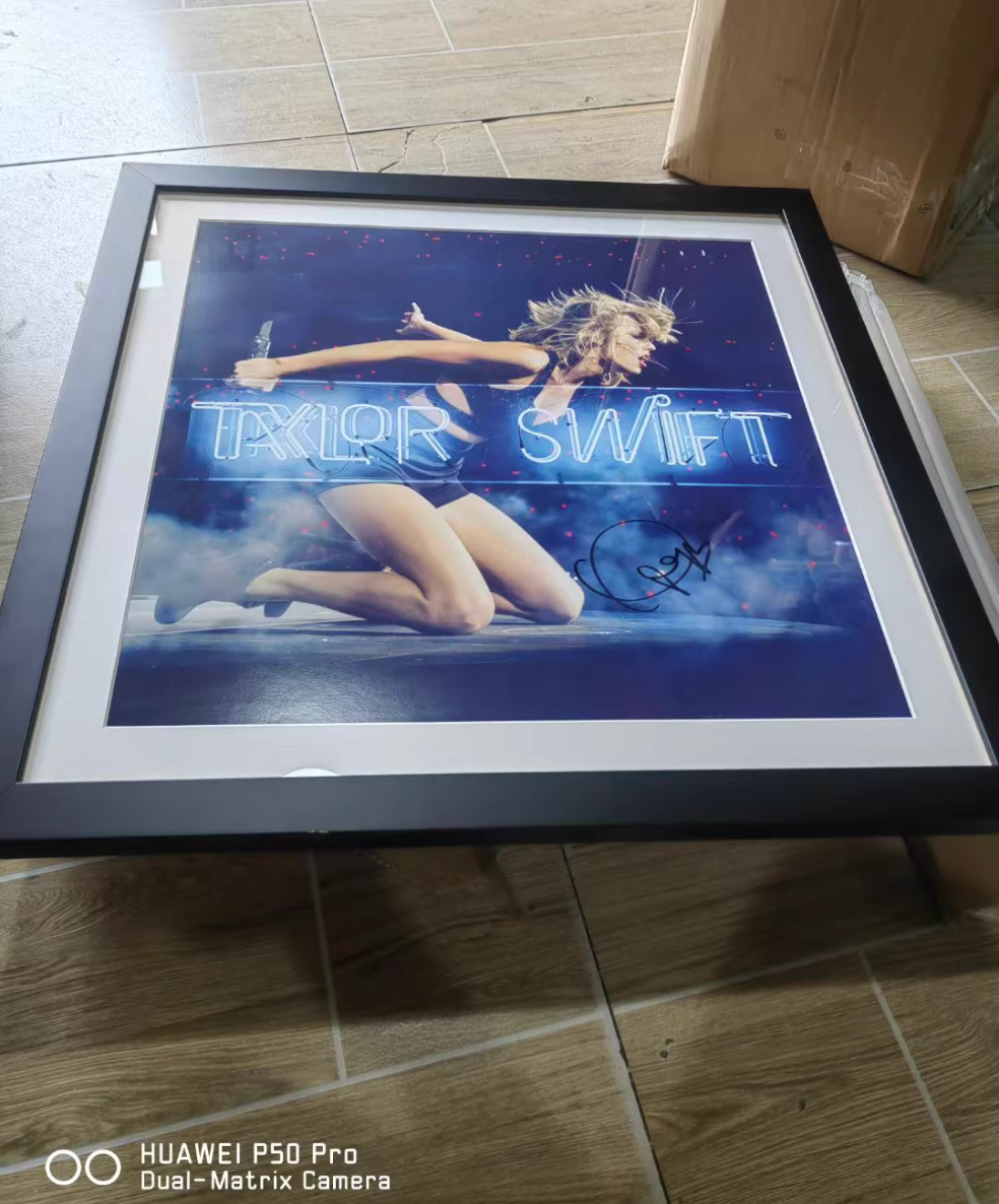 Taylor Swift – 1989 Tour (2014 Signed Poster, Framed)   Original signed tour poster from Taylor Swift’s 1989 World Tour, dated 2014. Features bold autograph with heart motif. Excellent condition, professionally framed. Highly collectible.