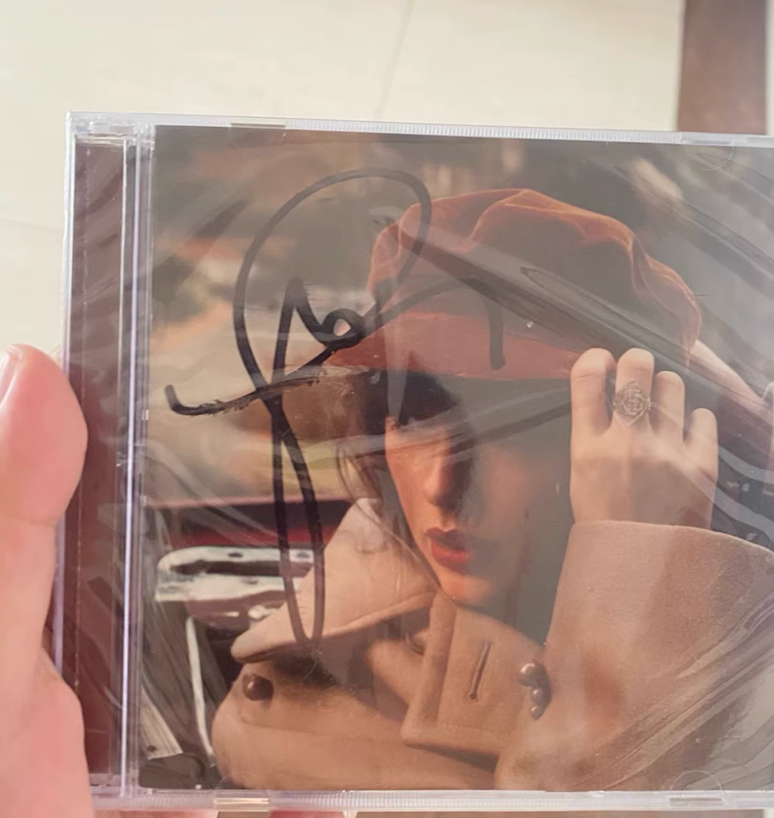 Taylor Swift – Red (Signed CD, US Edition)   US edition signed CD of *Red*. Brand new and factory sealed, unplayed. Clear autograph on the cover, excellent condition. Highly collectible.