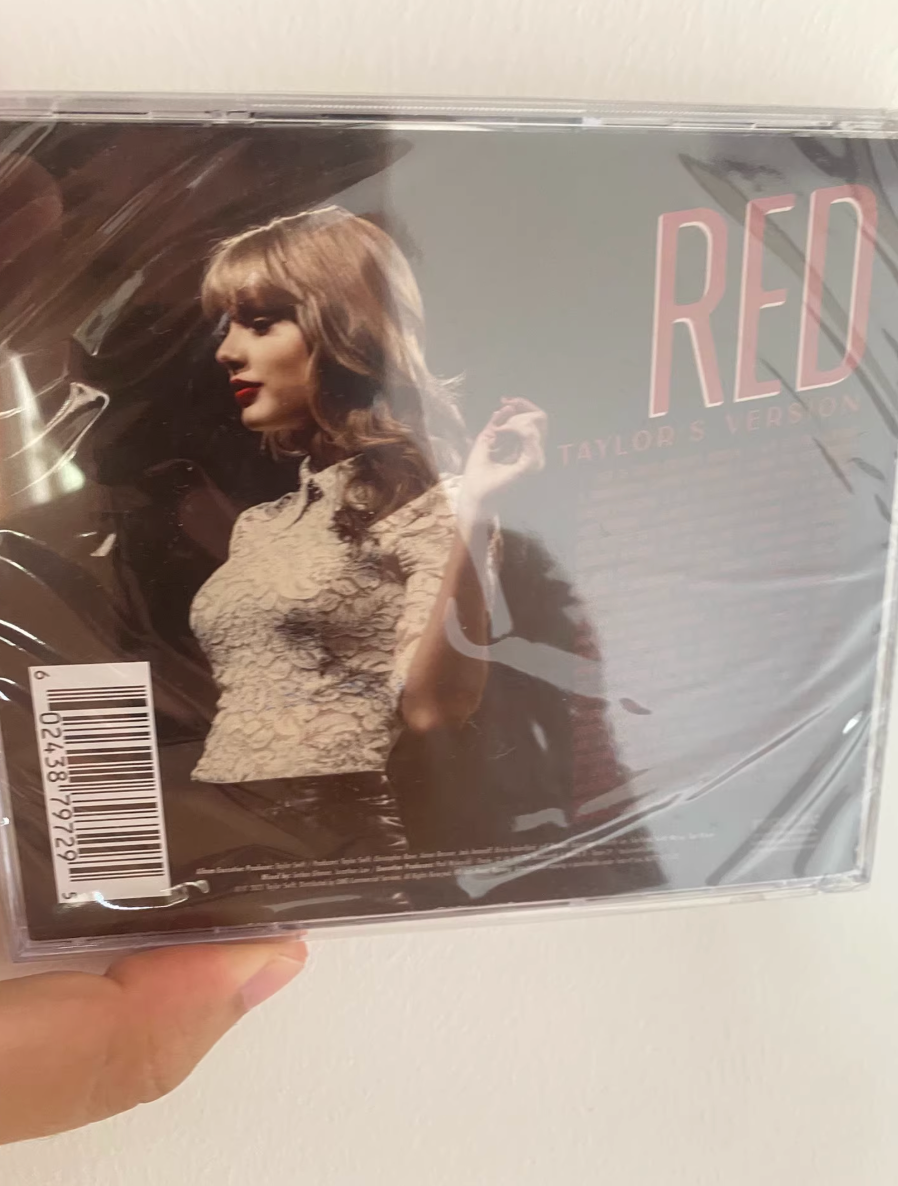 Taylor Swift – Red (Signed CD, US Edition)   US edition signed CD of *Red*. Brand new and factory sealed, unplayed. Clear autograph on the cover, excellent condition. Highly collectible.