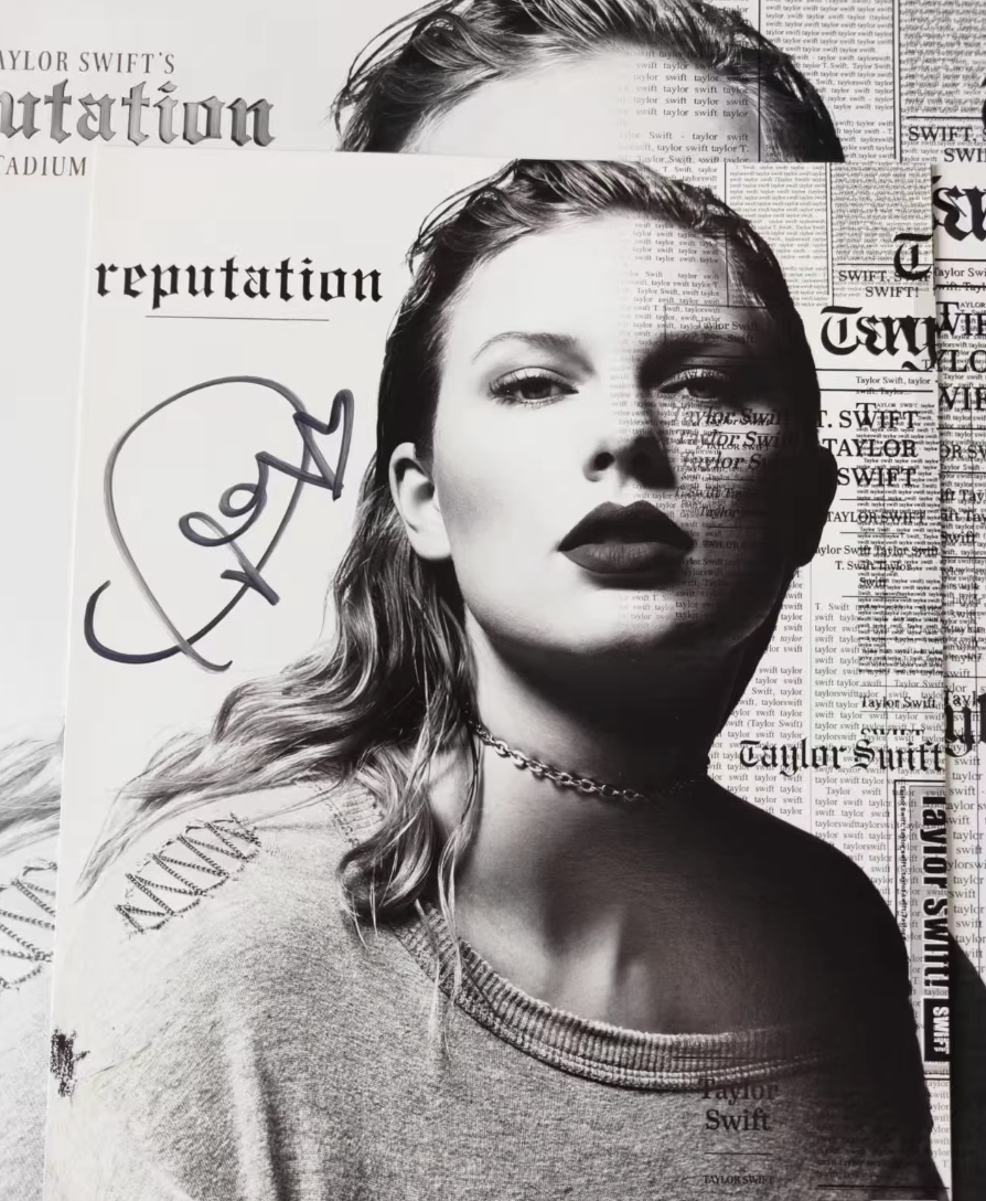 Taylor Swift – Reputation (Signed Edition)   Rare signed edition of *Reputation*. Clear autograph on the cover. Excellent collectible condition. Highly sought-after among Taylor Swift collectors.