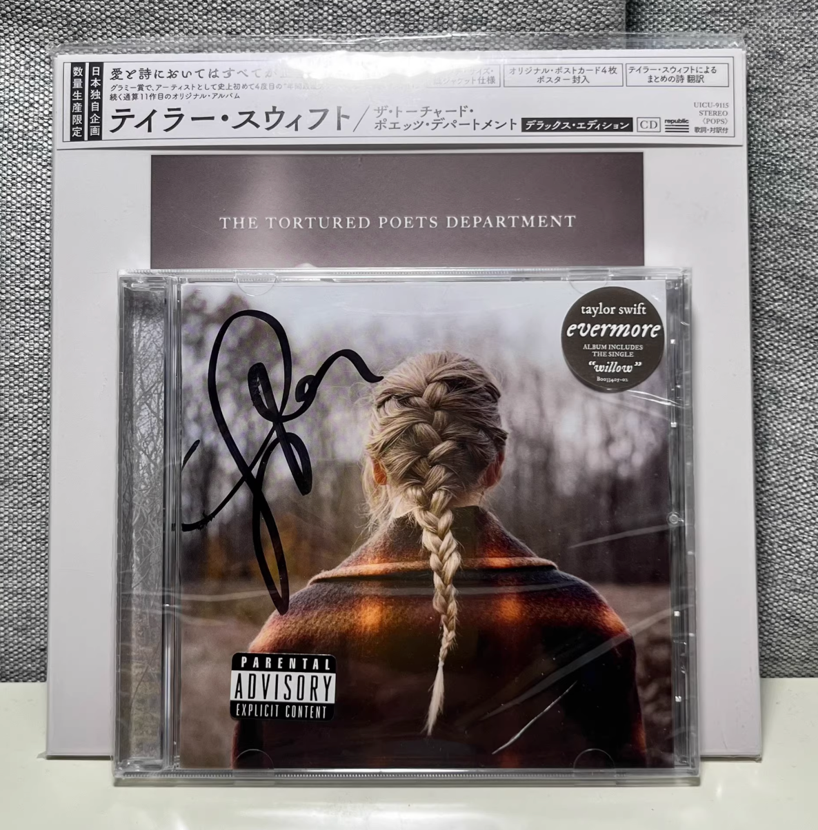 Taylor Swift – Evermore (Signed CD)   Rare signed CD edition of *Evermore*. Factory sealed with clear autograph on the cover. Includes original hype sticker. Excellent collectible condition.