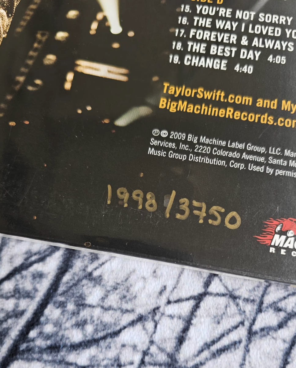 Taylor Swift – Fearless (RSD Exclusive Smoky Gold Vinyl LP, US Edition, Hand-Numbered #1998/3750)   Record Store Day US exclusive edition, limited to 3,750 copies, pressed on transparent smoky-gold vinyl. Individually hand-numbered (#1998).