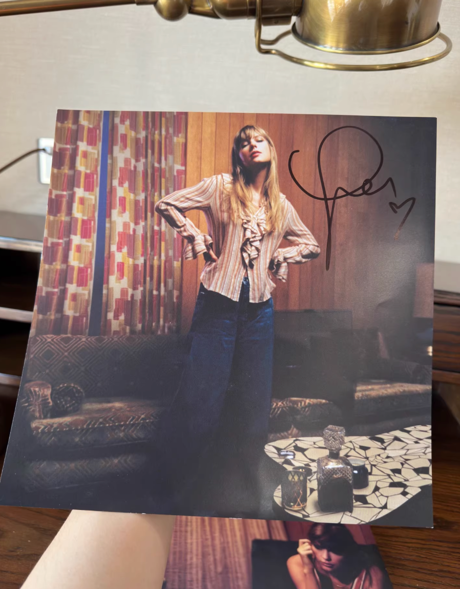 Taylor Swift – Midnights (Indie Exclusive Heart-Signed Print + Red Vinyl LP)