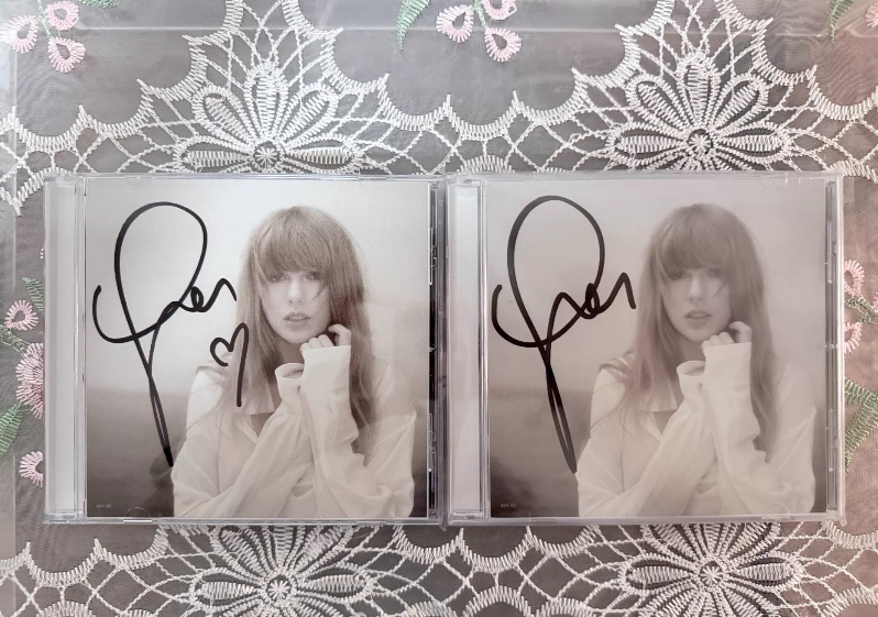 Taylor Swift – The Tortured Poets Department Signed CD NM/NM – URVC Taylor Swift – The Tortured Poets Department Signed CD NM/NM – URVC