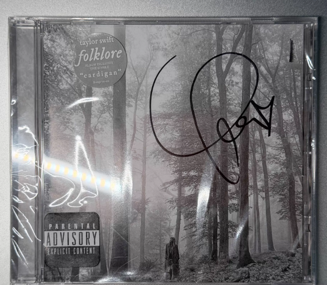 Taylor Swift – Folklore Signed CD M/M – URVC Taylor Swift – Folklore Signed CD M/M – URVC