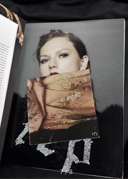 Taylor Swift – Reputation Magazine Edition Bundle with CD & Inserts