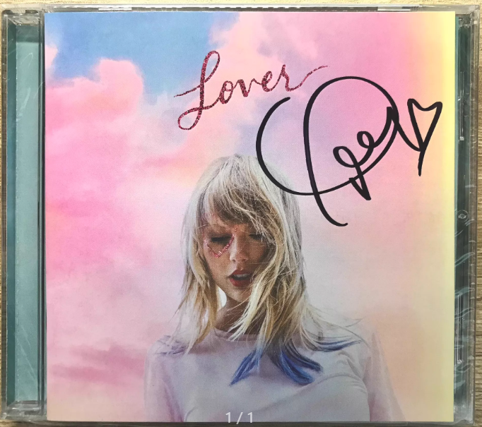 Taylor Swift – Lover Signed Lyric Book + ME! Single CD NM/NM