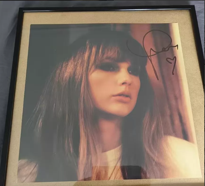 Taylor Swift – Midnights Jade Green Signed Insert Framed Display Taylor Swift – Midnights Jade Green Signed Insert Framed Display