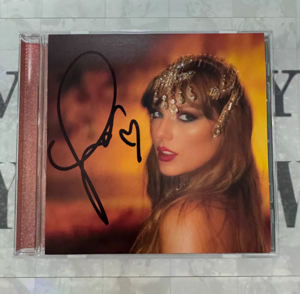 Taylor Swift – The Life Of A Showgirl Signed CD Version 1 NM/NM