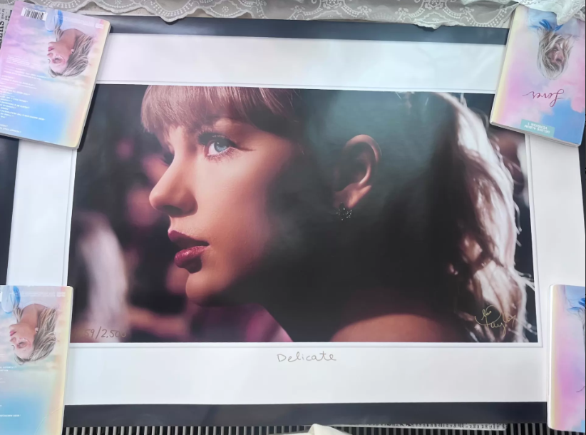 Taylor Swift – Delicate Limited Numbered Poster Original Packaging Set #2459/2500