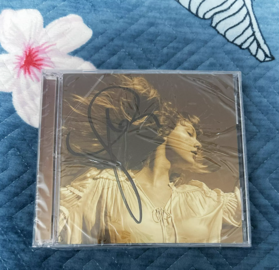 Taylor Swift – Fearless TV & Red TV Signed CD Bundle Sealed