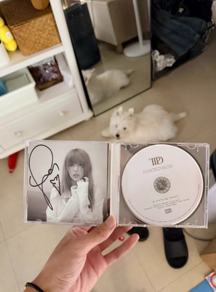Taylor Swift – The Tortured Poets Department Signed CD Heart Signature US Edition