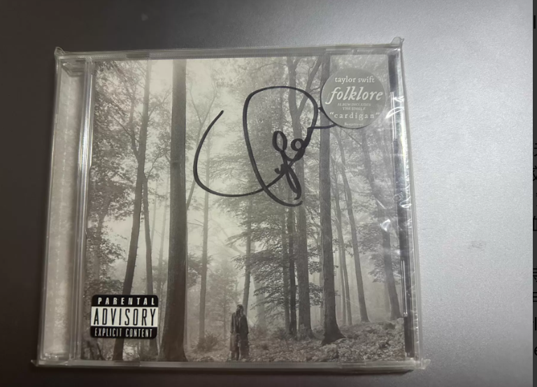 Taylor Swift – Folklore Signed CD 8-Shaped Heart Signature Edition Side Opened