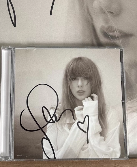 Taylor Swift – The Tortured Poets Department Signed CD Rare Heart Signature Variant