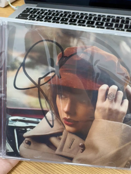 Taylor Swift – Red (Taylor’s Version) Signed CD Rare Special Signature Variant