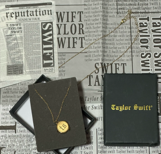 Taylor Swift – Reputation Stadium Tour Snake Necklace Official Merchandise Gold Pendant