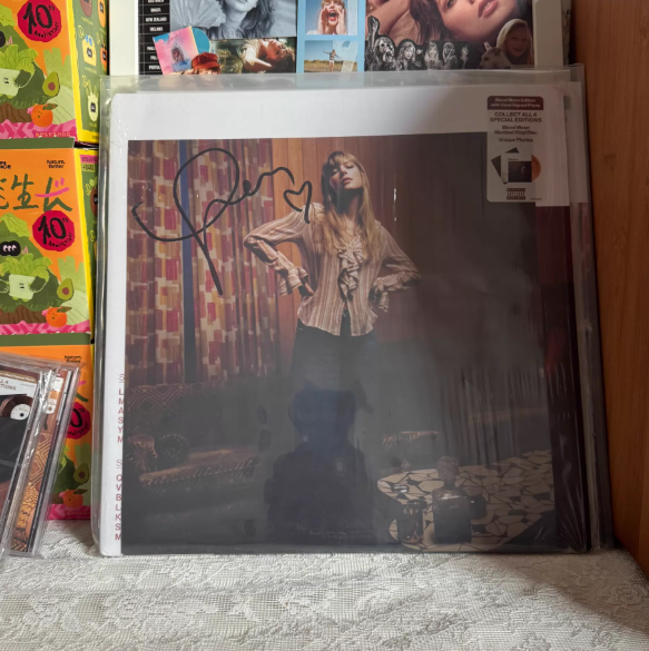 Taylor Swift – Midnights Blood Moon Signed Vinyl Heart Signature Edition