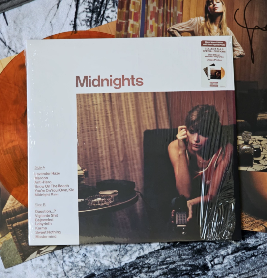 Taylor Swift – Midnights Blood Moon Signed Vinyl Heart Signature Edition