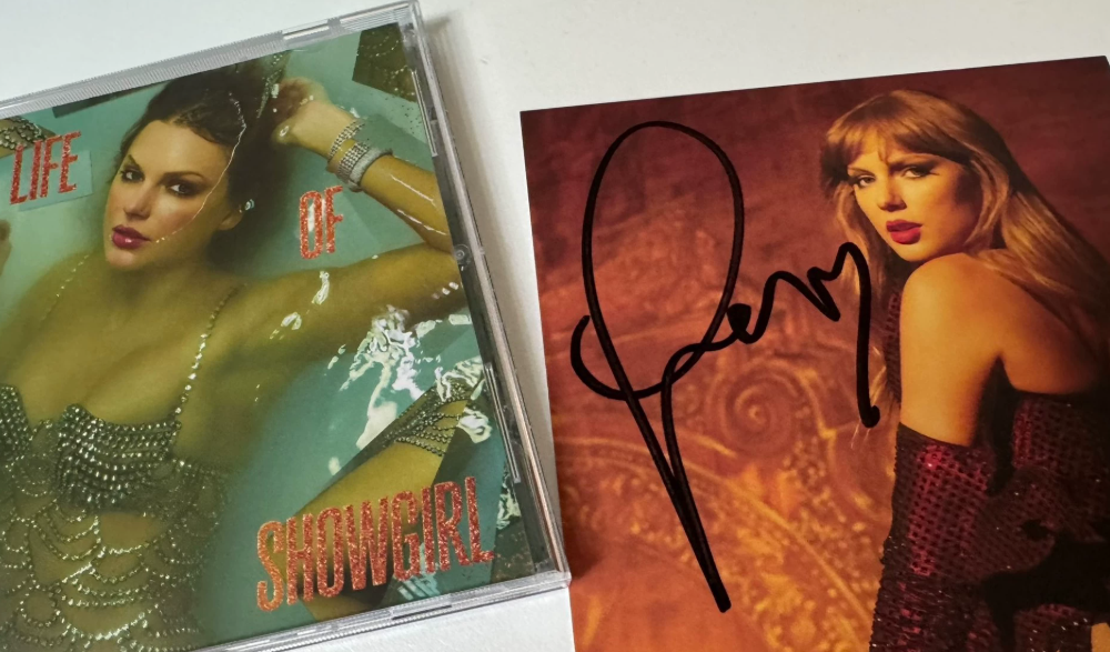 Taylor Swift - The Life of a Showgirl Signed CD (Version 3, Photo3)
