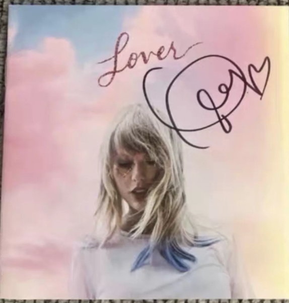 Taylor Swift – Lover signed lyric book + Lover Heart Vinyl (Version 1.0)