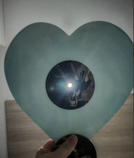 Taylor Swift – Lover signed lyric book + Lover Heart Vinyl (Version 1.0)