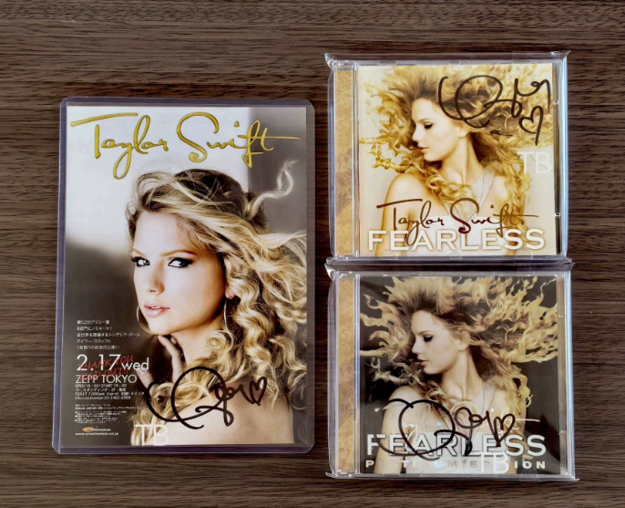 Taylor Swift Fearless Platinum Edition + Japan Tour Signed CD & Poster Set, NM