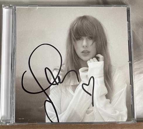 Taylor Swift - The Tortured Poets Department (TTPD) Autographed CD, NM, Special Heart Signature