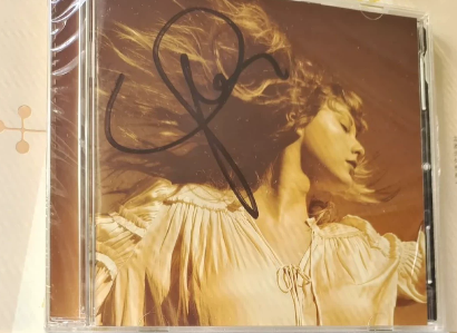 Taylor Swift - Fearless TV Signed CD, NM Minor Ink Smudge