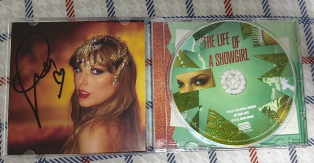 Taylor Swift - The Life Of A Showgirl Signed CD + Photo Card, VG+ Taylor Swift - The Life Of A Showgirl Signed CD + Photo Card, VG+
