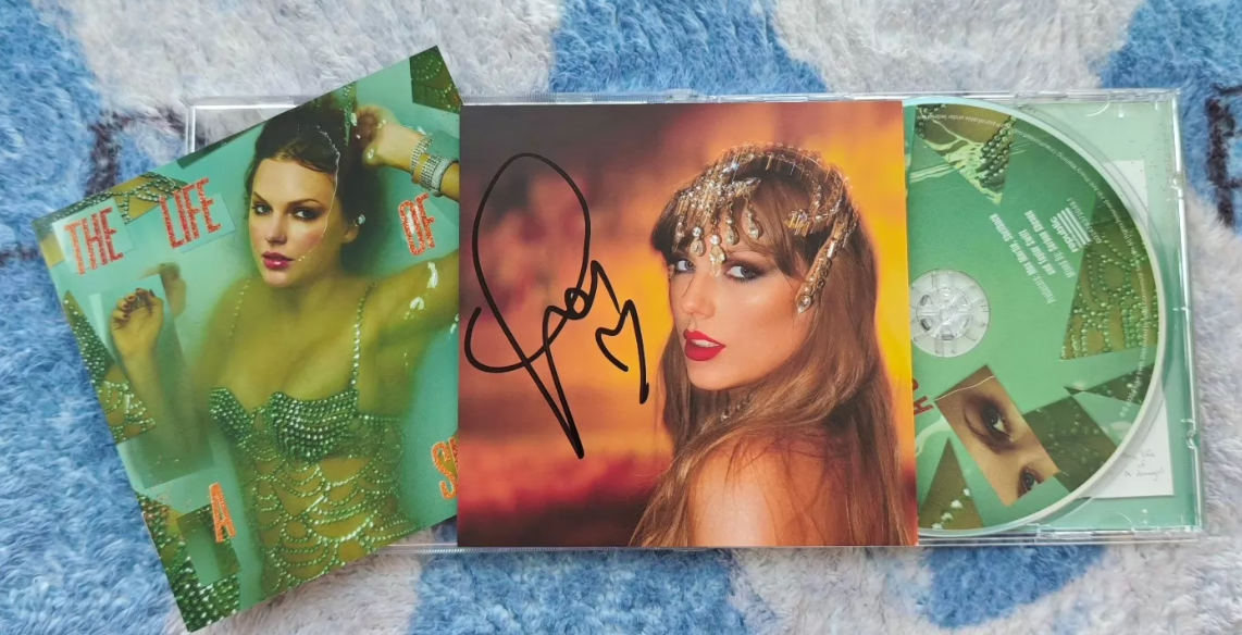 Taylor Swift - The Life Of A Showgirl Signed CD Set, NM