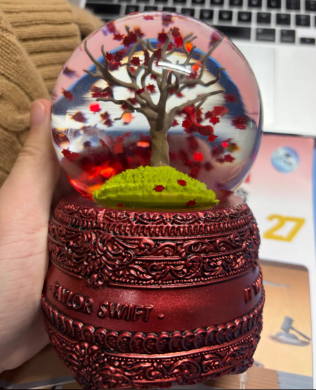 Taylor Swift – All Too Well (10 Minute Version) Snow Globe