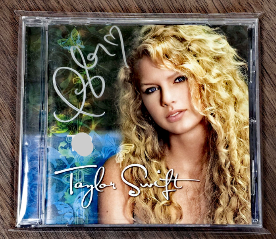 Taylor Swift – Reputation Stadium Tour VIP Box Set – URVC Taylor Swift – Reputation Stadium Tour VIP Box Set – URVC
