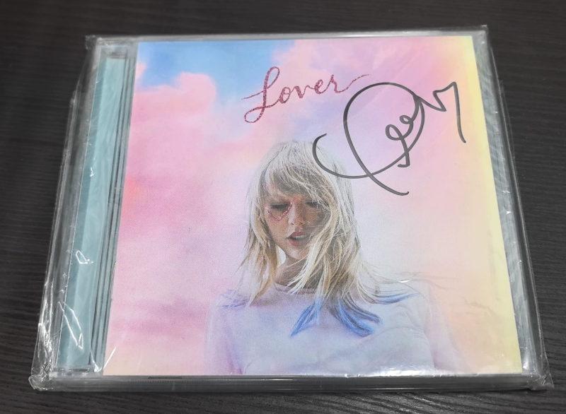 Taylor Swift Lover & ME! 直筆サイン入り　CD Taylor Swift – Lover Signed CD with ME! Single – URVC