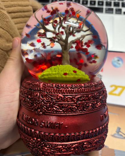 Taylor Swift – All Too Well (10 Minute Version) Snow Globe